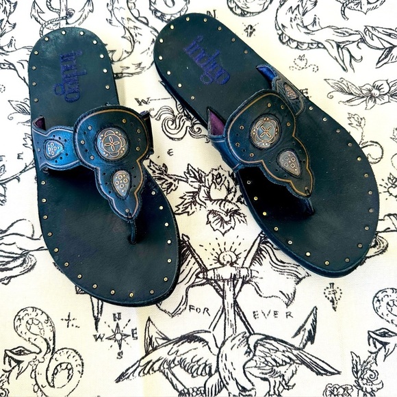 Indigo Shoes - Indigo by Clarks womens sz 8 black leather boho thong sandals